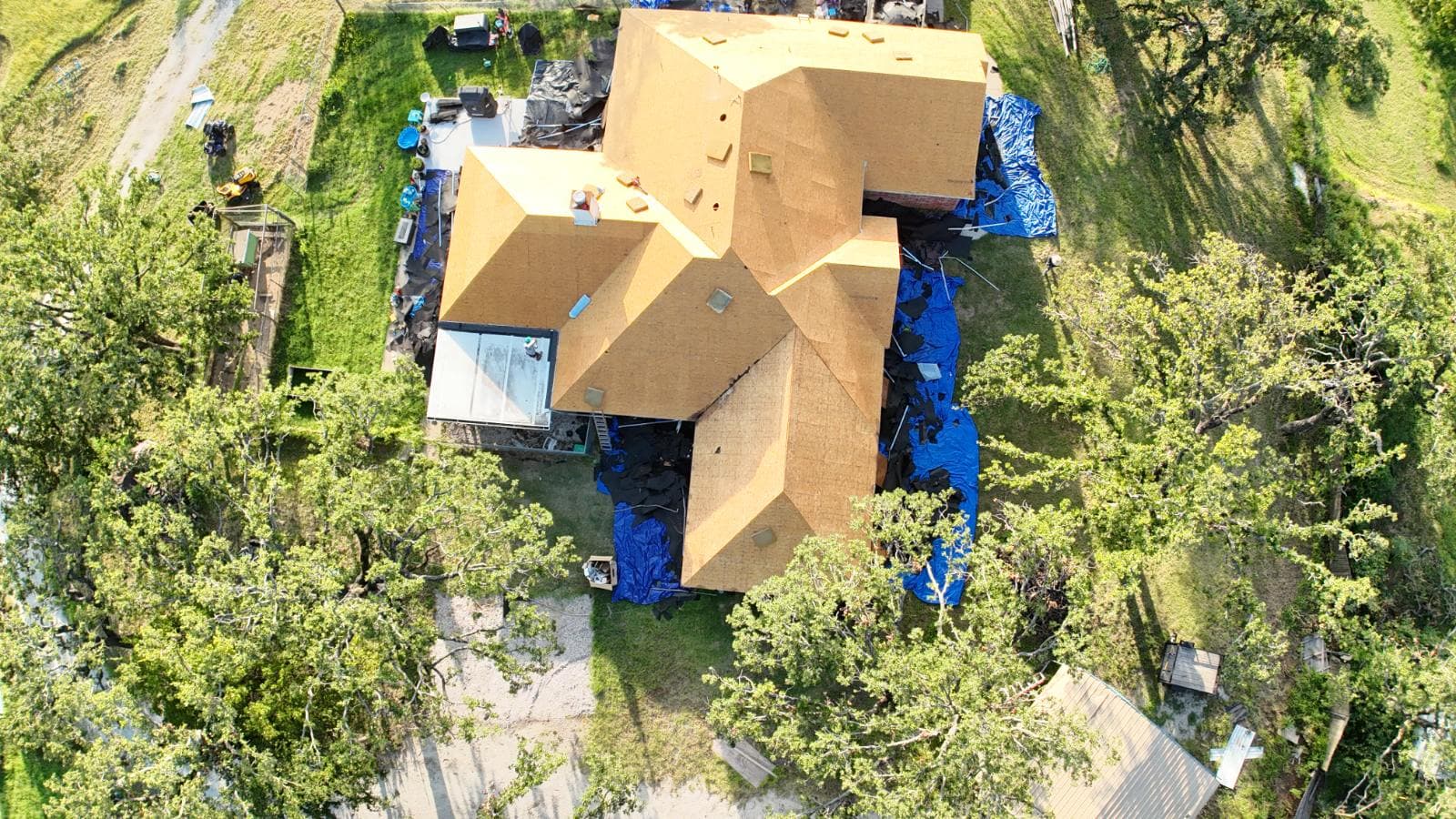Gallery photos for Texas Roof Replacement in Full Swing at Early Morning: Image #1